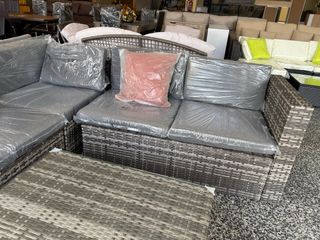 Esquinero de exterior com mesa