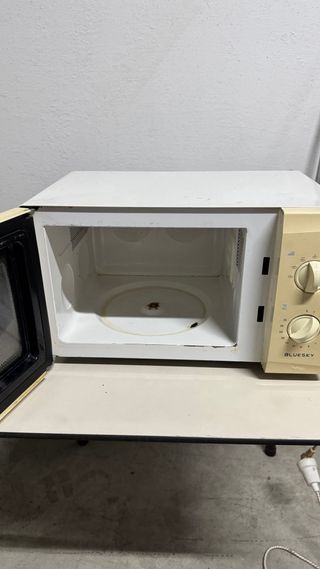 Microondas BluSky 800W con función básica