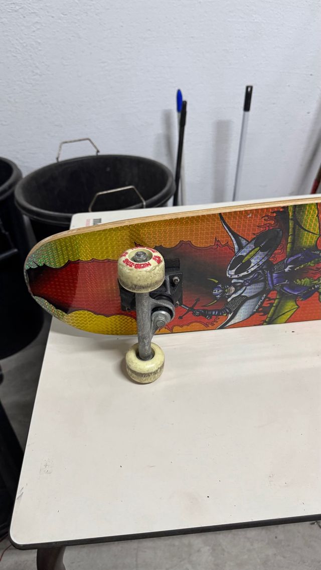 Skateboard con diseño gráfico único