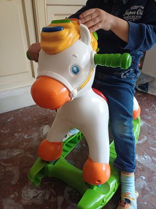 Caballo balancín y correpasillos