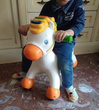 Caballo balancín y correpasillos