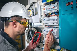 electricista y fontanero
