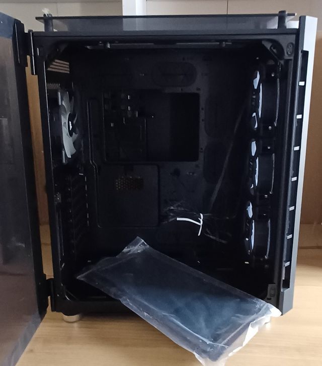 CORSAIR CRYSTAL SERIES  680X RGB