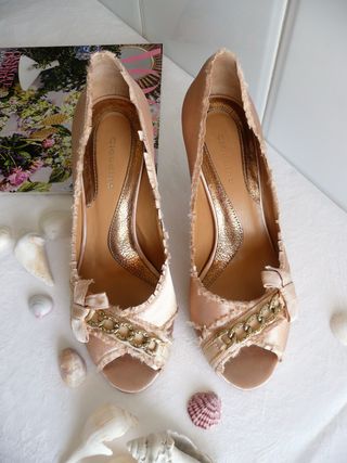 Zapatos peep-toe Claudina de raso nude