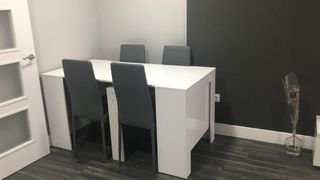 Mesa extensible blanca y 4 sillas