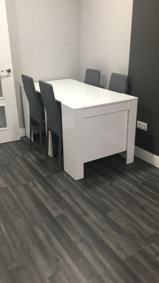 Mesa extensible blanca y 4 sillas
