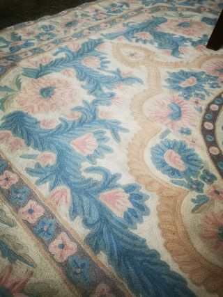 Alfombra bordada antigua.