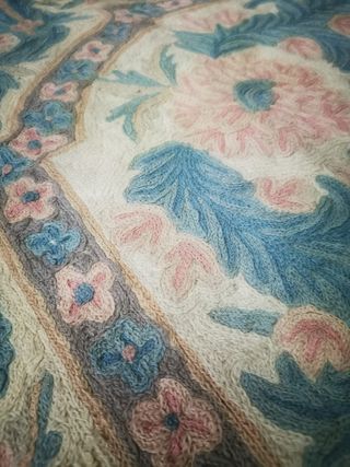 Alfombra bordada antigua.