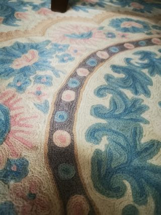 Alfombra bordada antigua.