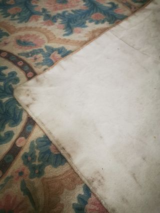 Alfombra bordada antigua.