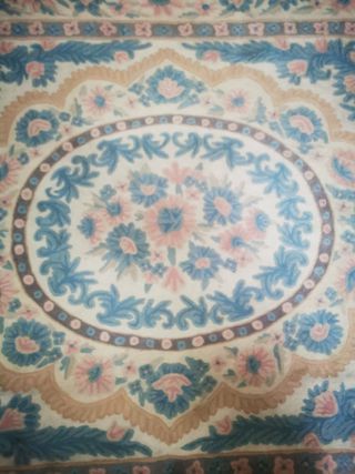 Alfombra bordada antigua.
