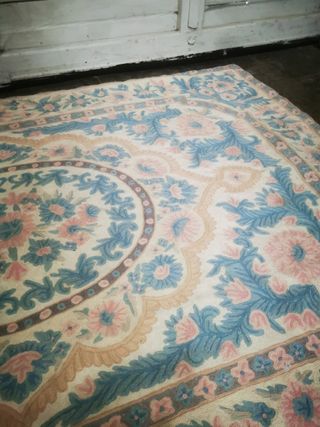 Alfombra bordada antigua.