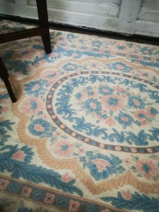 Alfombra bordada antigua.