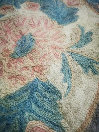 Alfombra bordada antigua.