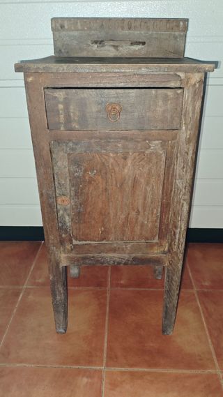 Mesita de noche antigua.