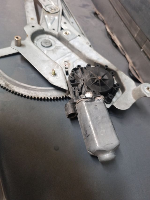 Elevalunas Megane coupé cabrio f7r