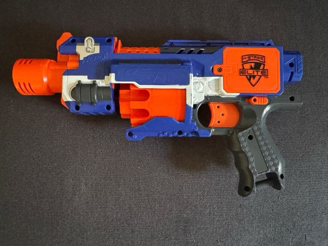 Lotto 9 nerf e 12 accessori