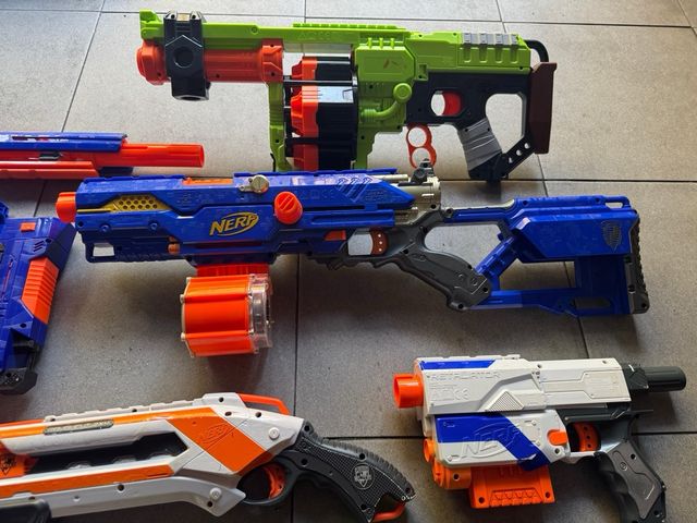 Lotto 9 nerf e 12 accessori