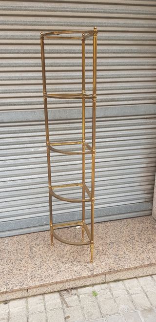 Mueble esquinero. Metal y cristal
