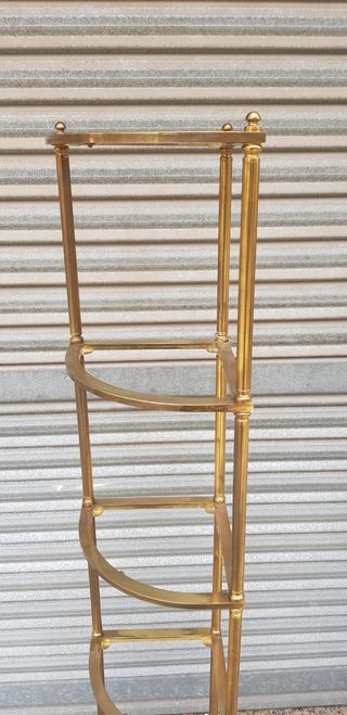Mueble esquinero. Metal y cristal