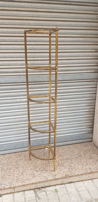 Mueble esquinero. Metal y cristal