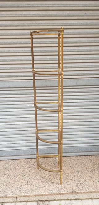 Mueble esquinero. Metal y cristal