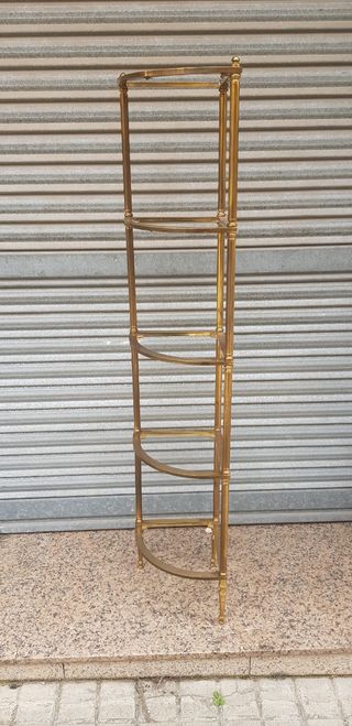 Mueble esquinero. Metal y cristal