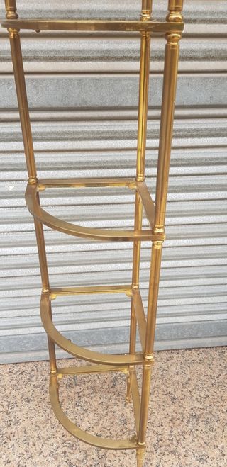 Mueble esquinero. Metal y cristal