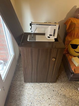 Mueble con maquina de coser Sigma 2000