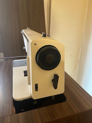Mueble con maquina de coser Sigma 2000