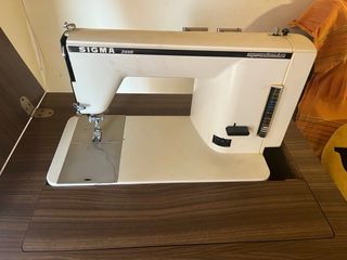 Mueble con maquina de coser Sigma 2000
