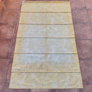 Estor plegable de IKEA de tela color amarillo