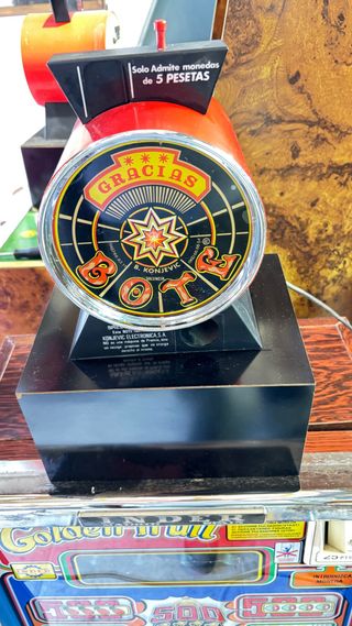 Bote tragaperras antiguo