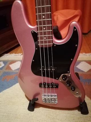 Baixo squier jazz bass. Capa, tripé, alça e cabo
