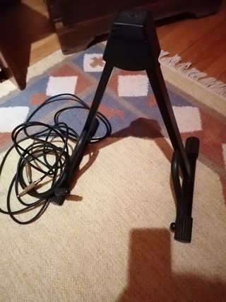 Baixo squier jazz bass. Capa, tripé, alça e cabo