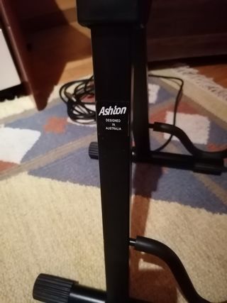 Baixo squier jazz bass. Capa, tripé, alça e cabo