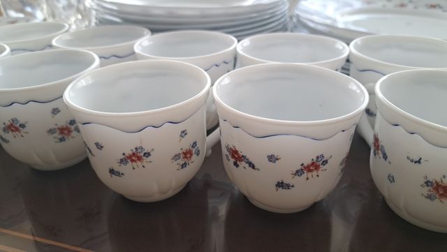 Vajilla ARC de Arcopal vintage flores. Francia.