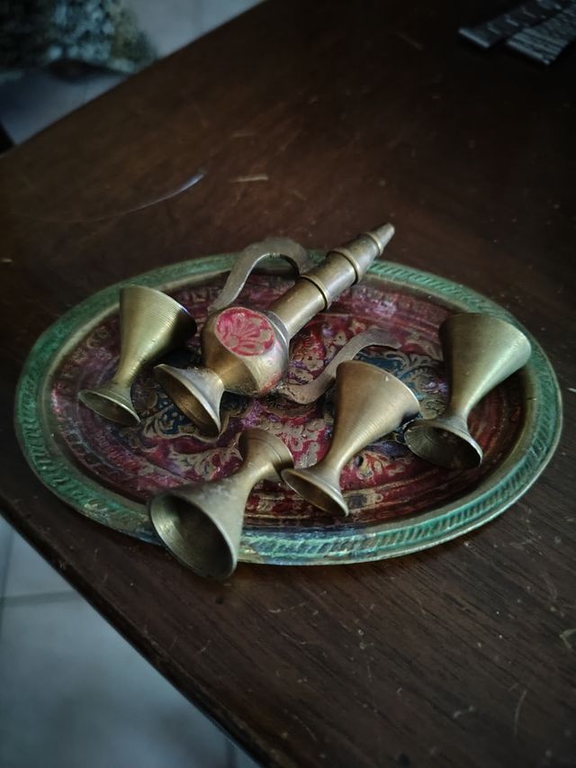 Vassoietto, anfora, bicchieri in ottone
