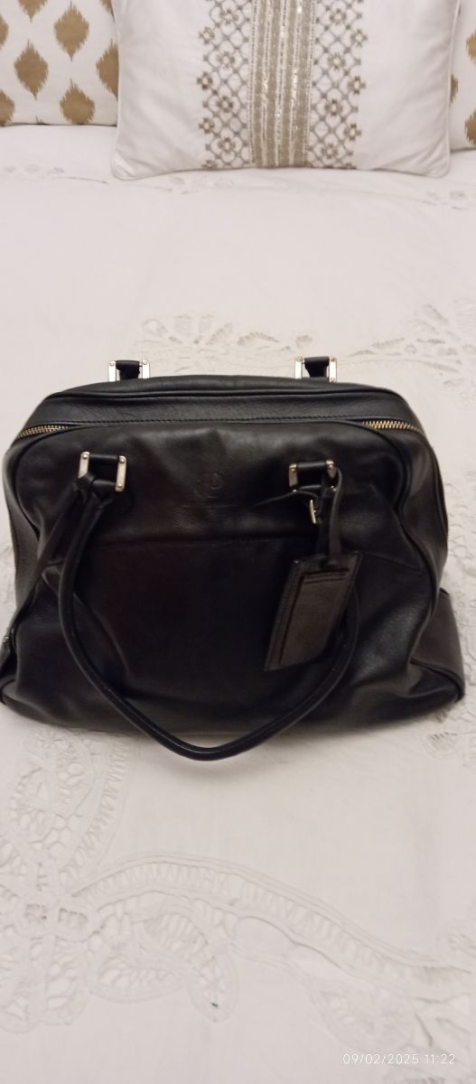 Bolso de piel negro de Antonio Pernas.