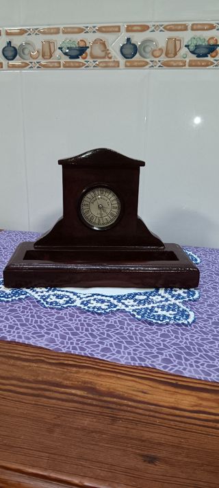 RELOJ MONTADO EN SOPORTE MADERA