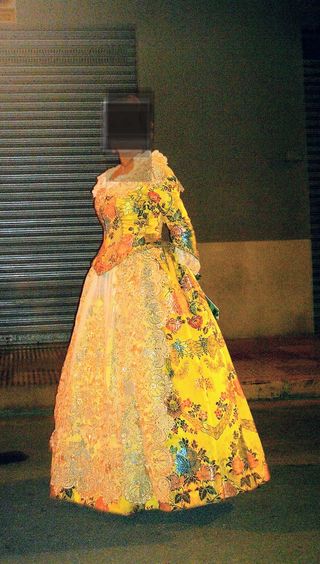 Traje fallera completo, manteletas y zapatos.