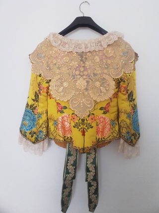 Traje fallera completo, manteletas y zapatos.