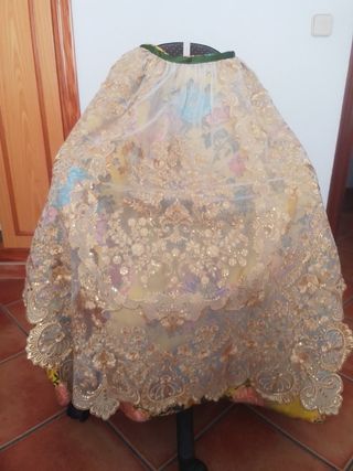 Traje fallera completo, manteletas y zapatos.