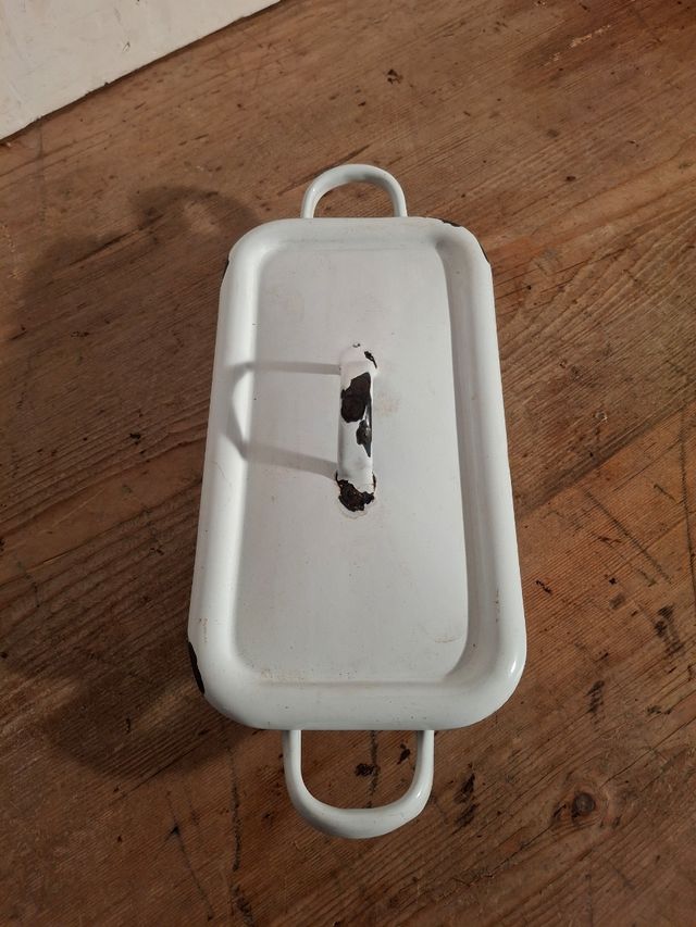 Contenitore in lamiera smaltata per medici