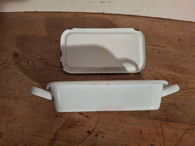 Contenitore in lamiera smaltata per medici