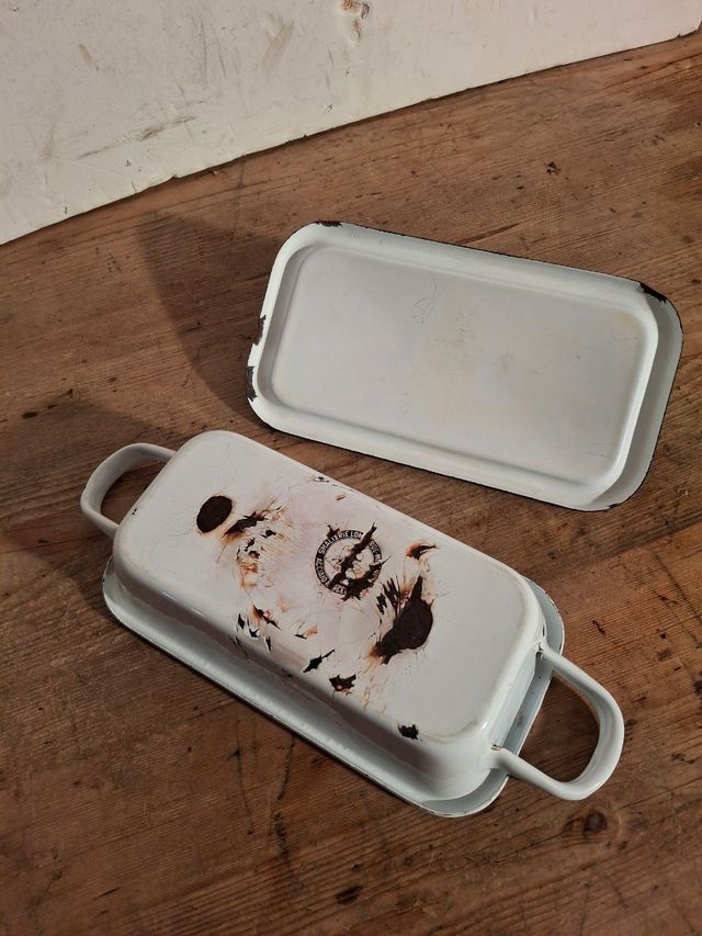 Contenitore in lamiera smaltata per medici