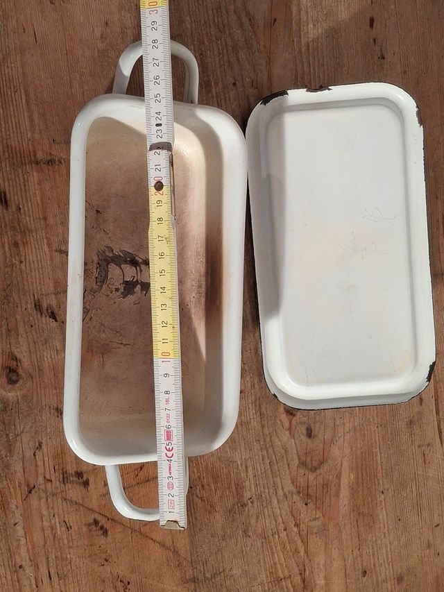 Contenitore in lamiera smaltata per medici