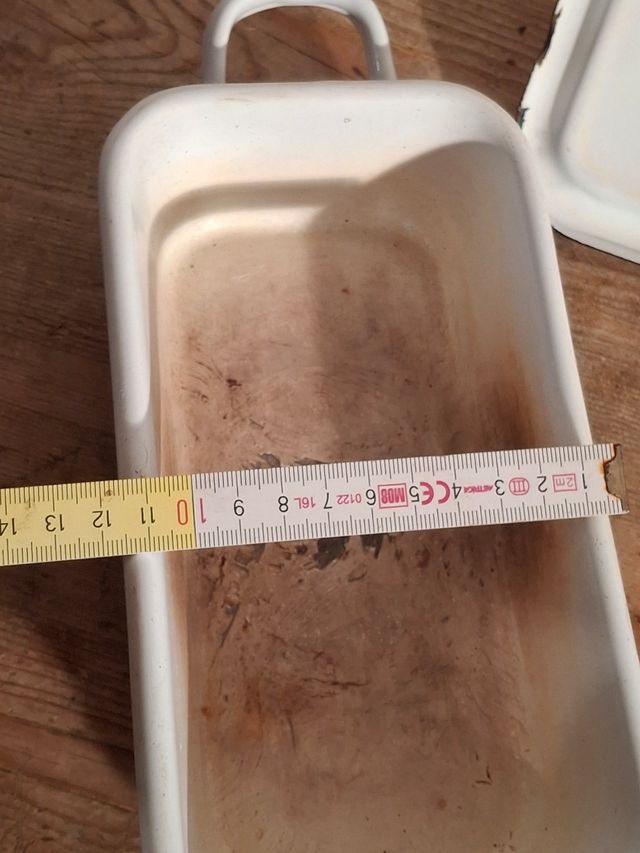 Contenitore in lamiera smaltata per medici