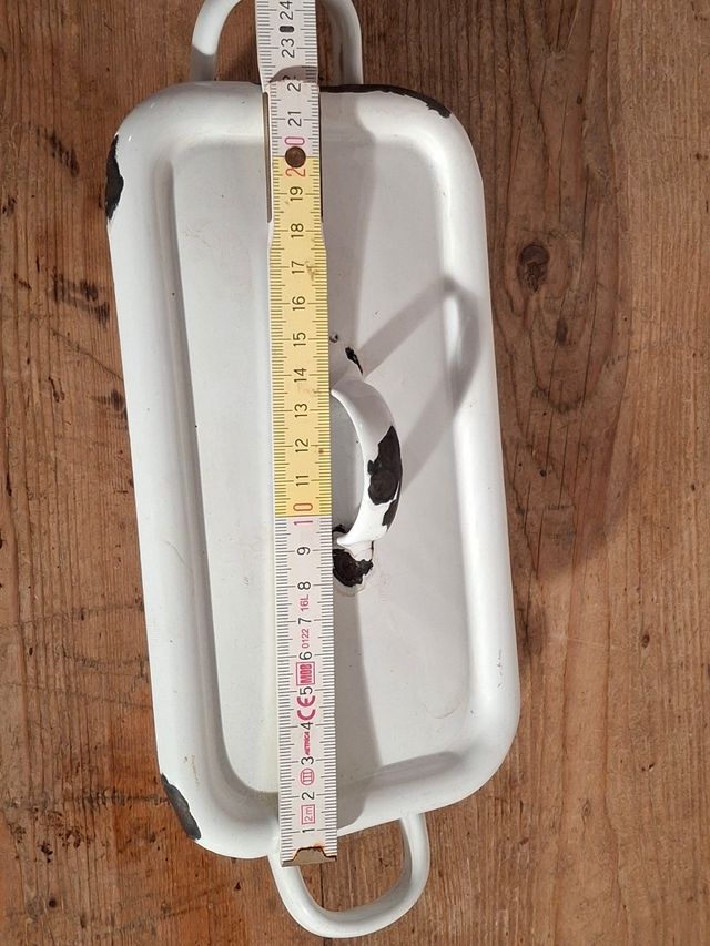 Contenitore in lamiera smaltata per medici