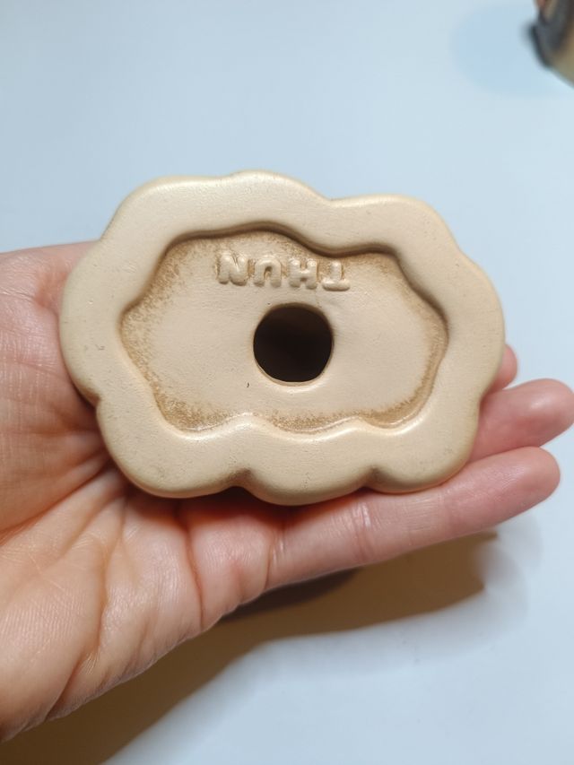 Thun angelo giallo che dorme su luna